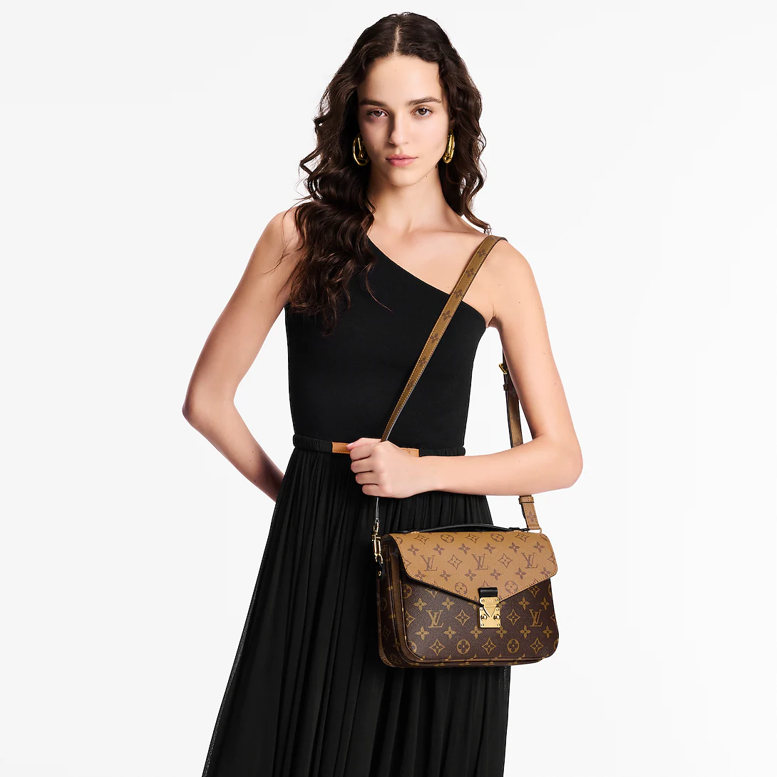 louis-vuitton-pochette-metis–M44876_PM1_Cropped worn view